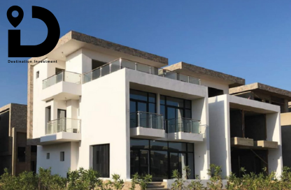 مشهد جوي لمشروع Stella Di Mare II في العين السخنة يوضح الفيلات واللاجون الصناعي