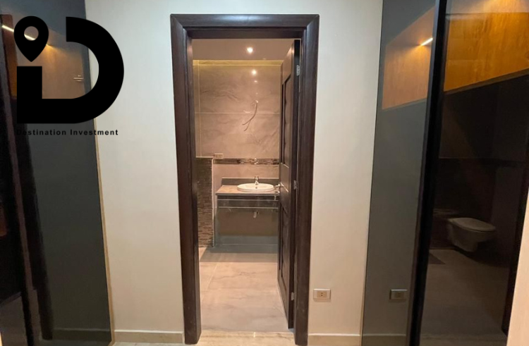 باب شقة بتصميم حديث داخل وحدة سكنية في Amorada New Cairo"