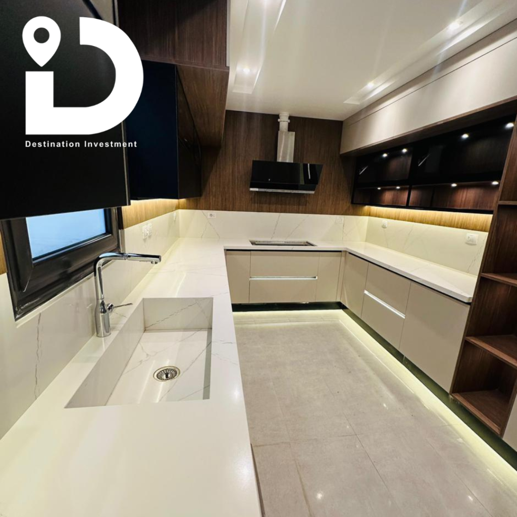 مطبخ مفتوح على الريسيبشن داخل وحدة Valore El Thawra – Aljar Development
