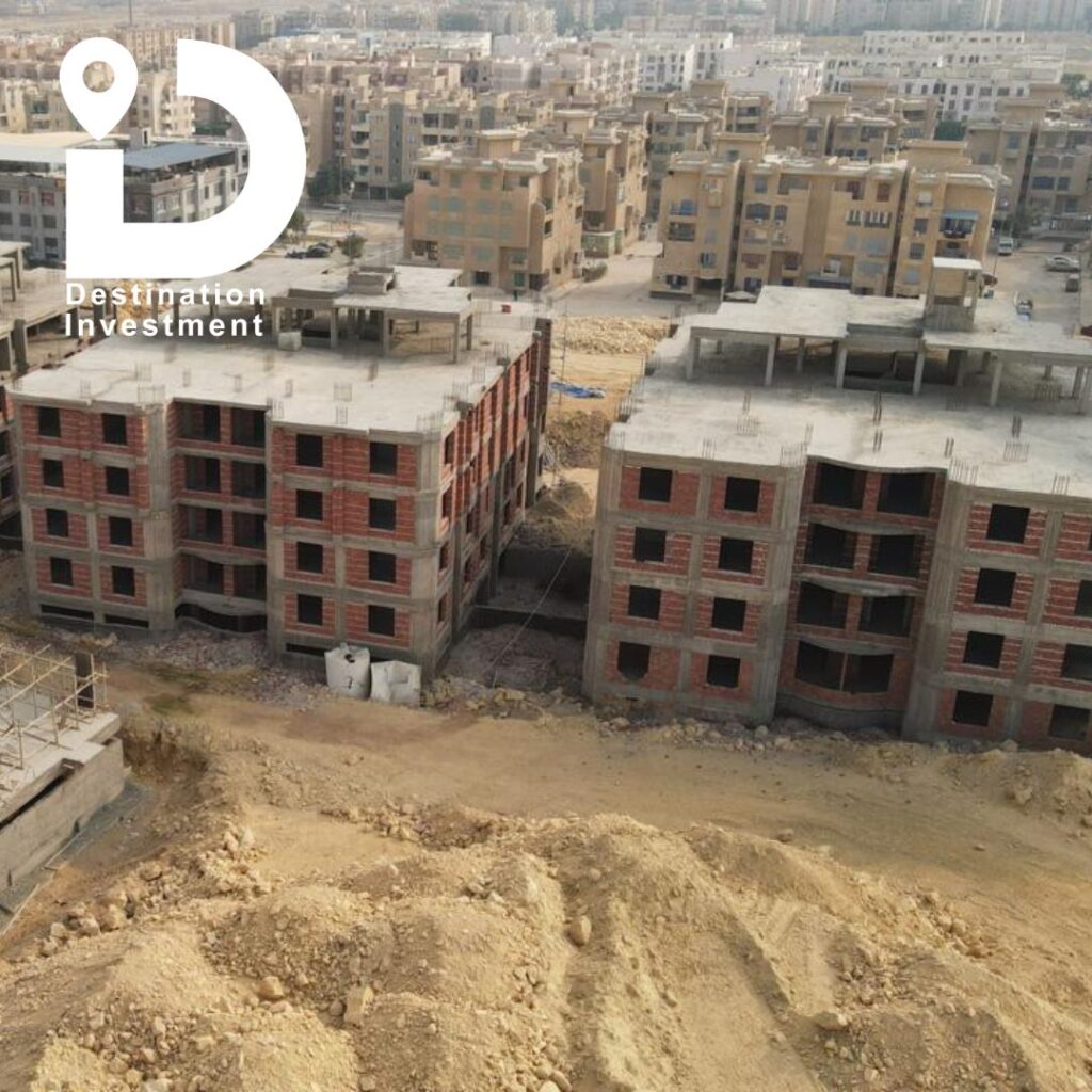 صورة لوحدة سكنية تحت الإنشاء تُظهر تقدم أعمال البناء بوضوح.
