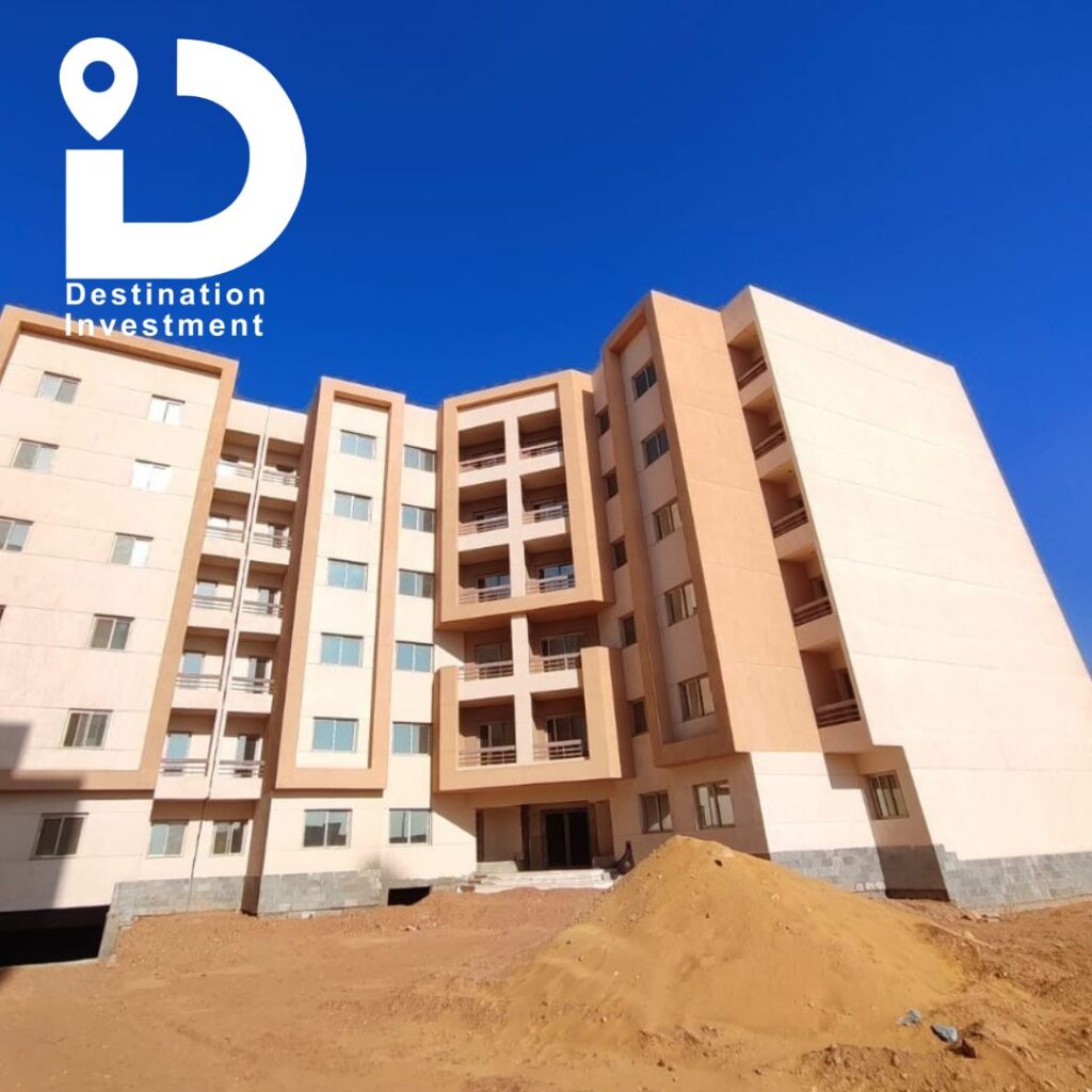 واجهة إحدى عمارات Compound Lunag – لؤلؤة بدر 2 في مدينة بدر، أثناء مرحلة التشطيبات الخارجية، تحت سماء زرقاء صافية.