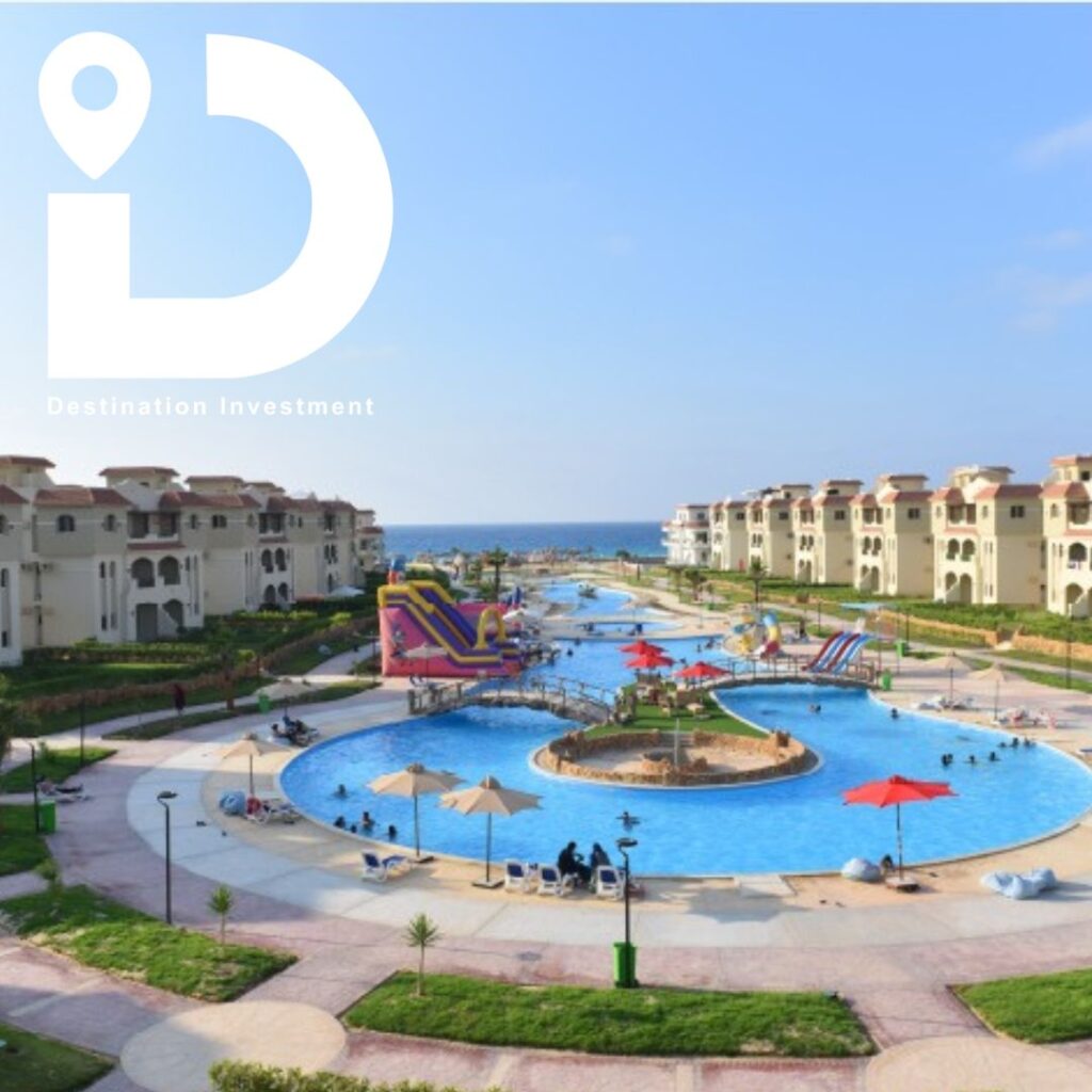 حمام سباحة واسع داخل مشروع Lasirena North Coast وسط مساحات خضراء ومناظر طبيعية