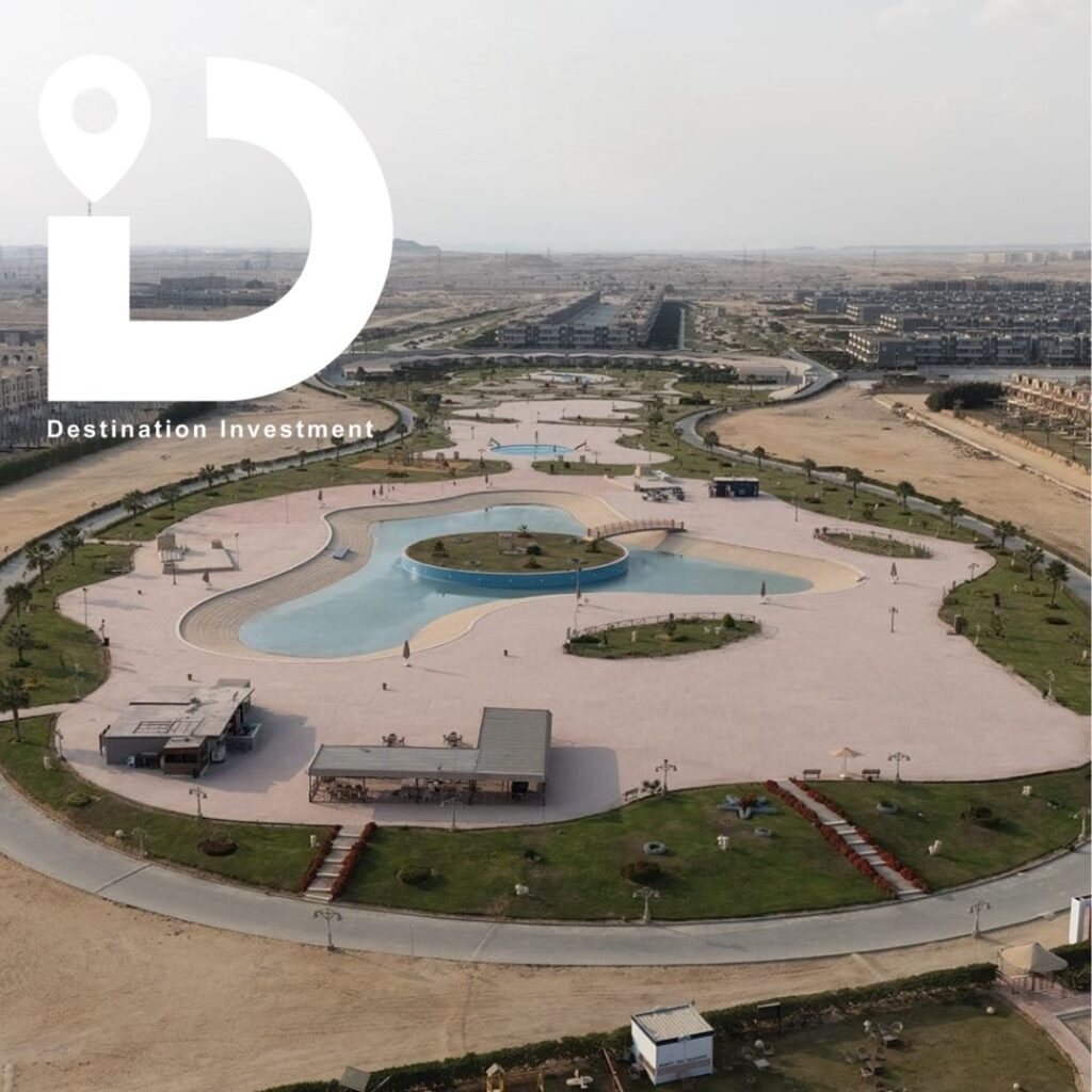 لقطة بانورامية لمرافق المشروع مثل حمامات السباحة وClub House في Cape Bay