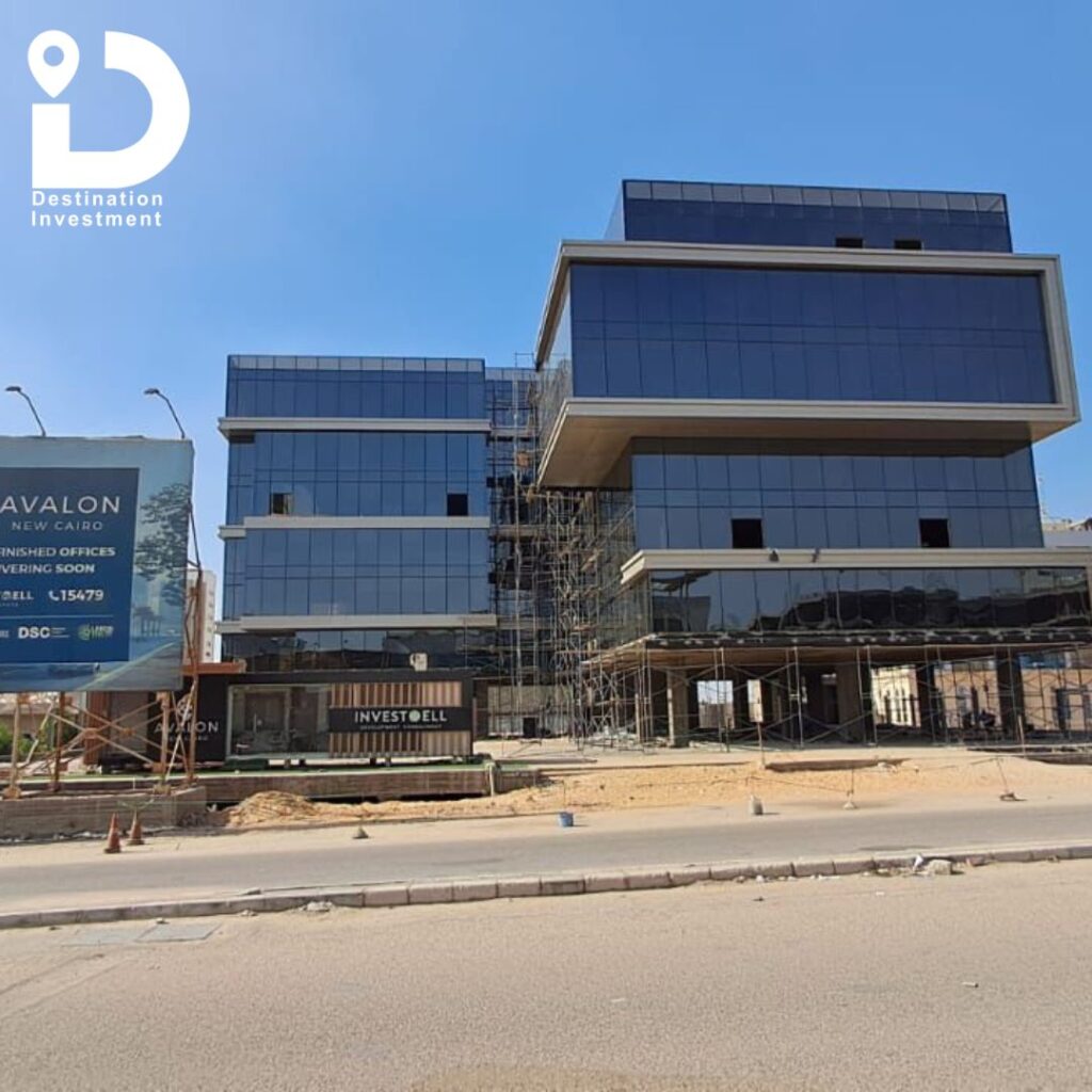 لافتة المشروع الرسمية بموقع Avalon New Cairo، بتعرض اسم الشركة وتفاصيل المشروع.