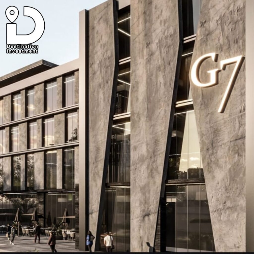 لافتة كبيرة لمول G7 على سور الموقع.

