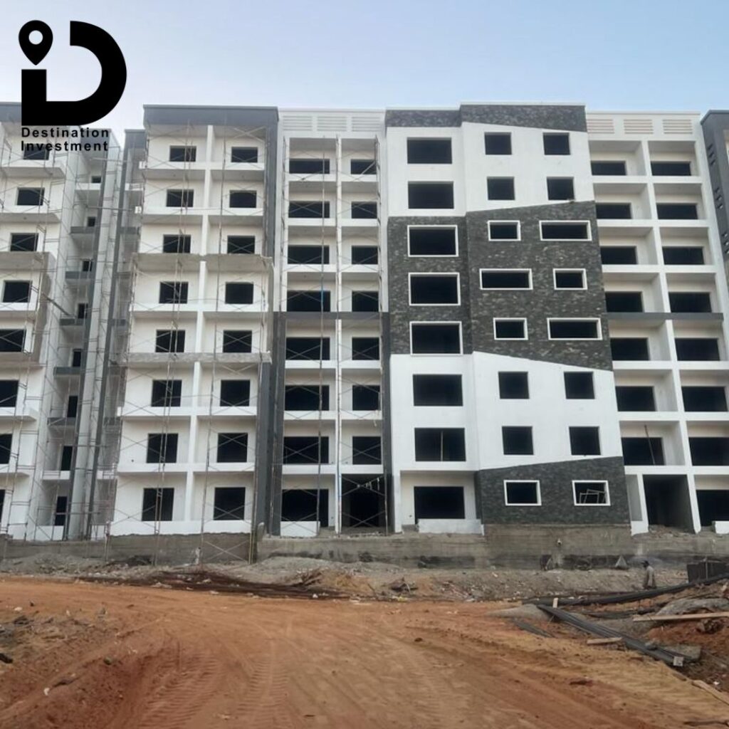 شقق بتطل على بحيرات صناعية ومناطق خضراء واسعة.