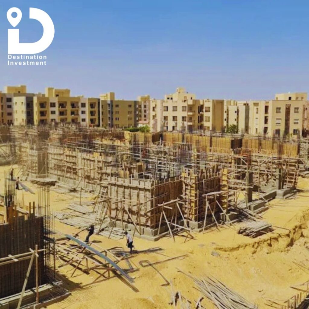 مشهد بانورامي لأعمال الحفر والإنشاء بموقع مشروع Acasa New Cairo لشركة Dar Al Alamia Development.
