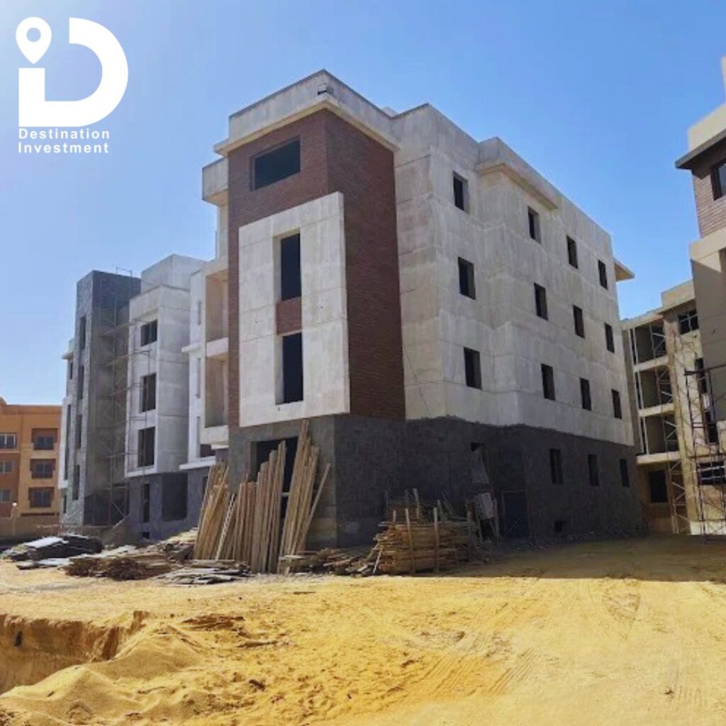 صورة لمعدات ثقيلة تعمل في موقع مشروع Acasa New Cairo التابع لشركة Dar Al Alamia Development.
